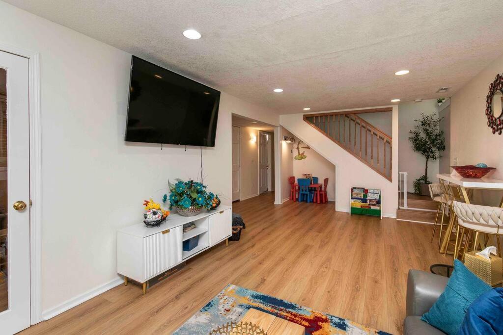 Family Friendly Home Close To Airport And Downtown Дес Мойнс Екстериор снимка