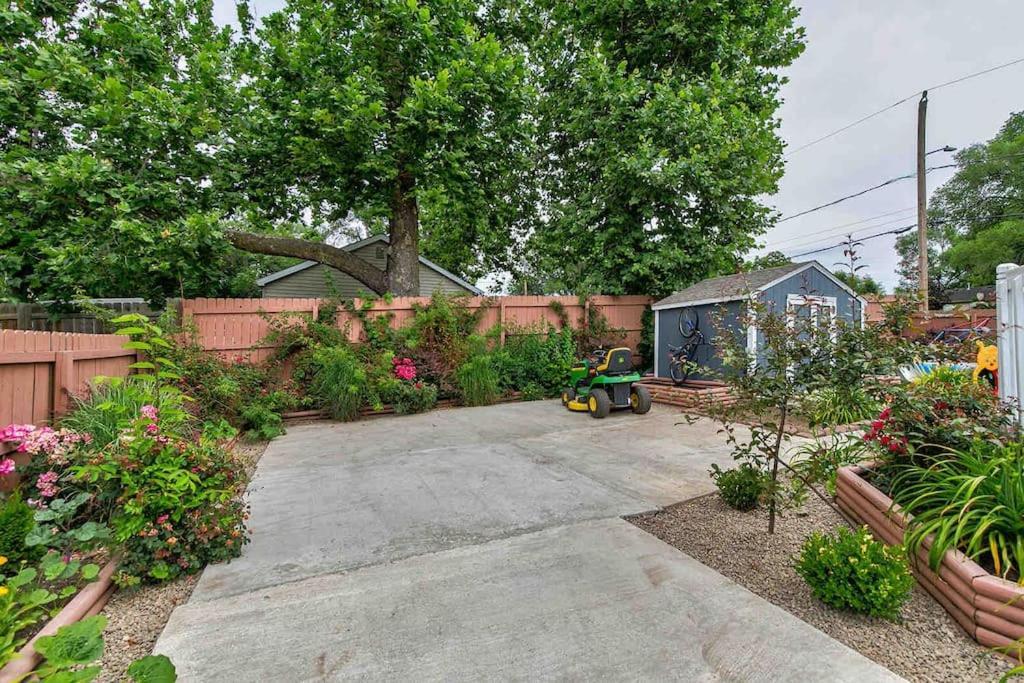 Family Friendly Home Close To Airport And Downtown Дес Мойнс Екстериор снимка
